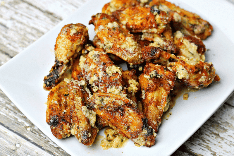 CRISPY GARLIC PARMESAN CHICKEN WINGS